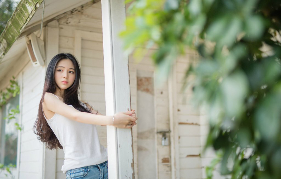 我可以假装不知道一直微笑扮演你的配角。